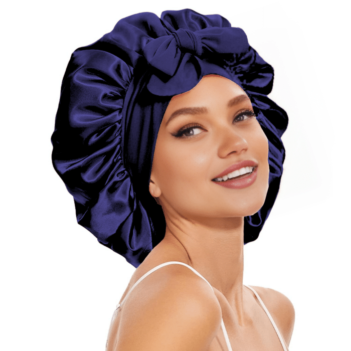 haar bonnet van satijn donkerblauw